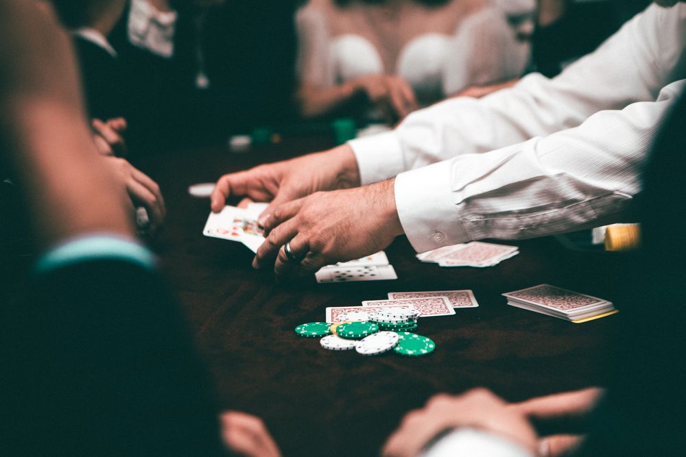 Pemain poker menimbang keputusan di meja kartu — ilustrasi membaca syarat bonus dengan cermat