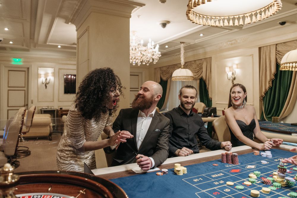 Pemain-pemain berkumpul di meja poker dengan tumpukan chip