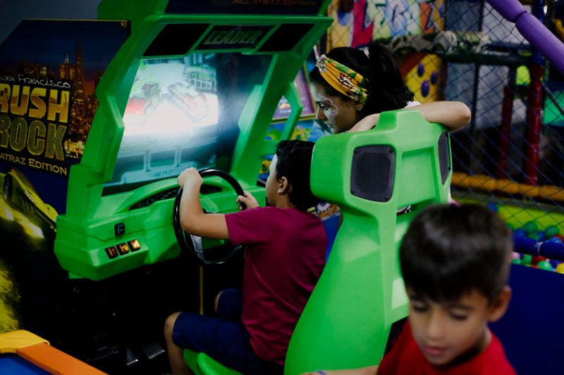 Suasana arcade dan mesin permainan berwarna cerah