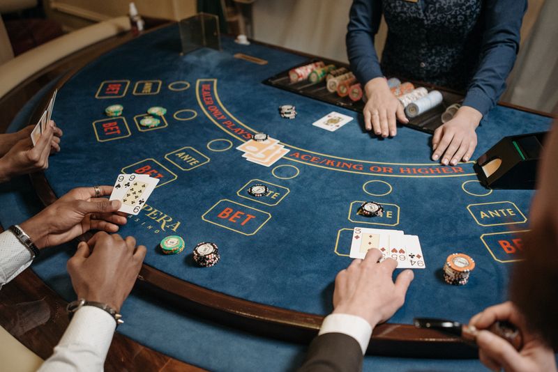 Chip dan kartu poker di meja permainan