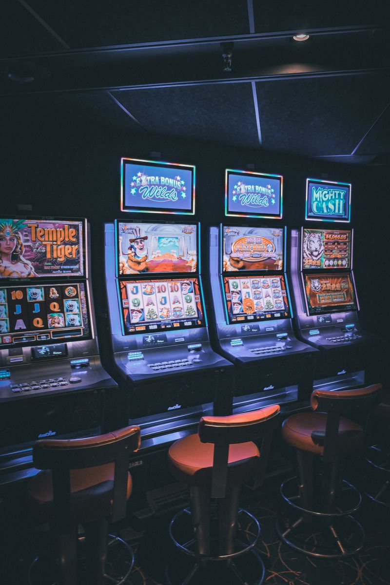 Mesin slot dan layar papan skor turnamen