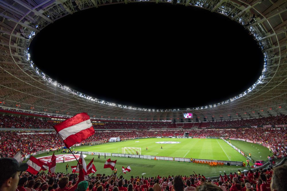 Lapangan sepak bola hijau bersiap untuk pertandingan malam